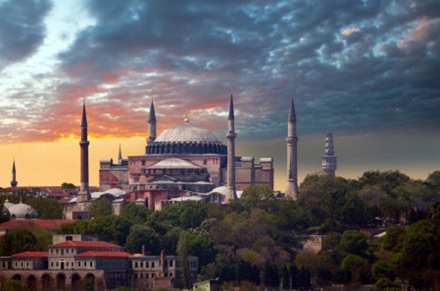 <strong>Turquia (na foto: Istambul)</strong>    Oito dias de permanência no país, com passagens aéreas, hospedagem em hotéis de categoria 5 estrelas, traslados e guias. Operadora Século XXI.    <strong>Preço:</strong> US$ 1.100