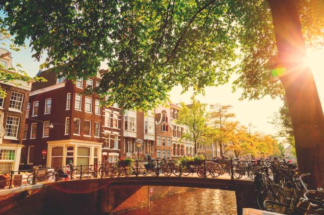 <a href="http://viajeaqui.abril.com.br/cidades/holanda-amsterda" rel="Amsterdã – Holanda" target="_blank"><strong>Amsterdã</strong></a><strong> – <a href="http://viajeaqui.abril.com.br/paises/holanda" rel="Holanda" target="_blank">Holanda</a></strong>        Amsterdã é uma cidade que encoraja investimentos em iniciativas sustentáveis, que produzem como "lixo" materiais que podem ser reaproveitados, e pesquisas em prol do meio ambiente sem perder o foco na lucratividade e desenvolvimento sustentável. Transporte movido a eletricidade vem crescendo na região e diversas empresas têm desenvolvido produtos verdes que fazem a diferença não só na Holanda, mas também no mundo todo