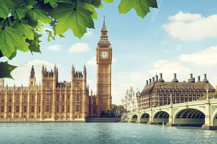 <a href="https://viajeaqui.abril.com.br/cidades/reino-unido-londres" rel="Londres – Inglaterra" target="_blank"><strong>Londres</strong></a><strong> – <a href="https://viajeaqui.abril.com.br/paises/reino-unido" rel="Inglaterra" target="_blank">Inglaterra</a></strong>                            Em 1957, o rio Tâmisa, que corta a cidade, foi considerado biologicamente morto, da mesma forma que vários rios urbanos brasileiros. Investimentos pesados na limpeza da bacia desde a década de 1960 fazem com que o rio seja hoje um exemplo de recuperação! Atualmente, vivem nele cerca de 125 espécies de peixes e mais de 400 espécies de invertebrados. Porém ainda há muito para ser feito pela cidade. Londres tem reduzido seus investimentos em infraestrutura nos últimos anos e está lutando para atender às demandas da população já existentes, sem falar no impacto de seu crescimento