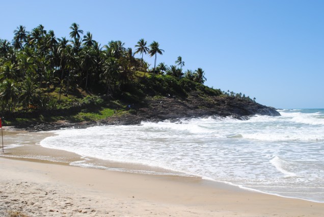 Com faixa de areia de apenas 100 metros, a Praia da Costa é pouco frequentada e tem mar agitado