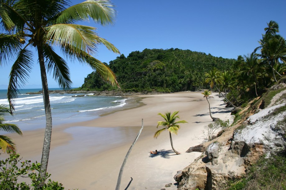 Vista da Praia da Engenhoca, onde só é possível chegar após 30 minutos de caminhada a partir da estrada BA-001