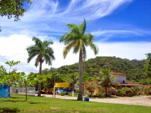 <strong><a href="https://www.itaguacamping.com.br/" rel="Itaguá Camping" target="_blank">Itaguá Camping</a>, <a href="https://viajeaqui.abril.com.br/cidades/br-sp-ubatuba" rel="Ubatuba" target="_self">Ubatuba</a>, <a href="https://viajeaqui.abril.com.br/estados/br-sao-paulo" rel="São Paulo" target="_self">São Paulo</a></strong> Com amplas áreas de Mata Atlântica e um mar esverdeado, Ubatuba consagra-se como um dos destinos favoritos do Litoral Norte de São Paulo. Se deseja acampar, é preciso ficar atento: o camping Itaguá, por exemplo, funciona na alta temporada. Na baixa, abre somente em feriados prolongados. Mesmo assim, vale a pena curtir suas quadras arborizadas, churrasqueiras, playgrounds e salão de jogos <strong><a href="https://www.itaguacamping.com.br/" rel="Itaguá Camping" target="_blank">Itaguá Camping</a>, <a href="https://viajeaqui.abril.com.br/cidades/br-sp-ubatuba" rel="Ubatuba" target="_self">Ubatuba</a>, <a href="https://viajeaqui.abril.com.br/estados/br-sao-paulo" rel="São Paulo" target="_self">São Paulo</a></strong> Com amplas áreas de Mata Atlântica e um mar esverdeado, Ubatuba consagra-se como um dos destinos favoritos do Litoral Norte de São Paulo. Se deseja acampar, é preciso ficar atento: o camping Itaguá, por exemplo, funciona na alta temporada. Na baixa, abre somente em feriados prolongados. Mesmo assim, vale a pena curtir suas quadras arborizadas, churrasqueiras, playgrounds e salão de jogos
