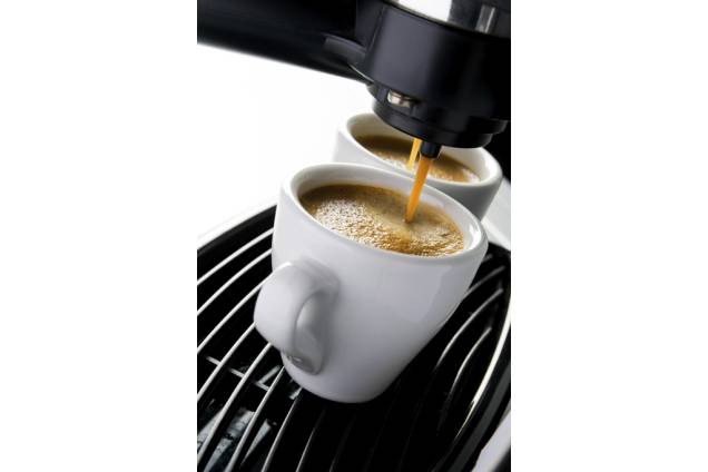 O <strong>café</strong> chegou na<strong> <a href="https://viajeaqui.abril.com.br/paises/italia" target="_blank" rel="noopener">Itália</a></strong> pela cidade de <a href="https://viajeaqui.abril.com.br/cidades/italia-veneza" target="_blank" rel="noopener">Veneza</a>. A partir daí se espalhou para o país e ganhou muitas versões. Uma delas foi inventada na cidade de <a href="https://viajeaqui.abril.com.br/cidades/italia-milao" target="_blank" rel="noopener">Milão</a>: o <strong>café espresso</strong>, conhecido e apreciado no mundo inteiro O <strong>café</strong> chegou na<strong> <a href="https://viajeaqui.abril.com.br/paises/italia" target="_blank" rel="noopener">Itália</a></strong> pela cidade de <a href="https://viajeaqui.abril.com.br/cidades/italia-veneza" target="_blank" rel="noopener">Veneza</a>. A partir daí se espalhou para o país e ganhou muitas versões. Uma delas foi inventada na cidade de <a href="https://viajeaqui.abril.com.br/cidades/italia-milao" target="_blank" rel="noopener">Milão</a>: o <strong>café espresso</strong>, conhecido e apreciado no mundo inteiro