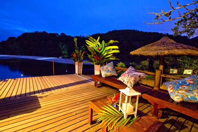 <a href="https://viajeaqui.abril.com.br/estabelecimentos/br-sp-ubatuba-hospedagem-itamambuca-eco-resort" rel="ITAMAMBUCA ECO RESORT" target="_blank"><strong>ITAMAMBUCA ECO RESORT</strong></a>O resort três-estrelas ocupa uma área de 30 000 m² de reserva ecológica em <a href="https://viajeaqui.abril.com.br/cidades/br-sp-ubatuba" rel="Ubatuba (SP)" target="_blank">Ubatuba (SP)</a>, na qual promove trilhas guiadas por biólogos e passeios para observação de aves (pagos à parte). Os pacotes de Réveillon, que vão de cinco (tarifa abaixo) a sete noites, incluem passeios de caiaque e uma sessão de massagem por quarto. Na virada, os hóspedes assistirão aos fogos enquanto são servidos drinques e canapés.<strong>Quando: </strong>em 28 de dezembro<strong>Quanto: </strong>desde R$ 9 348 por casal<strong>Quanto:</strong> cortesia para duas de até 10 anos no quarto dos pais <a href="https://viajeaqui.abril.com.br/estabelecimentos/br-sp-ubatuba-hospedagem-itamambuca-eco-resort" rel="ITAMAMBUCA ECO RESORT" target="_blank"><strong>ITAMAMBUCA ECO RESORT</strong></a>O resort três-estrelas ocupa uma área de 30 000 m² de reserva ecológica em <a href="https://viajeaqui.abril.com.br/cidades/br-sp-ubatuba" rel="Ubatuba (SP)" target="_blank">Ubatuba (SP)</a>, na qual promove trilhas guiadas por biólogos e passeios para observação de aves (pagos à parte). Os pacotes de Réveillon, que vão de cinco (tarifa abaixo) a sete noites, incluem passeios de caiaque e uma sessão de massagem por quarto. Na virada, os hóspedes assistirão aos fogos enquanto são servidos drinques e canapés.<strong>Quando: </strong>em 28 de dezembro<strong>Quanto: </strong>desde R$ 9 348 por casal<strong>Quanto:</strong> cortesia para duas de até 10 anos no quarto dos pais