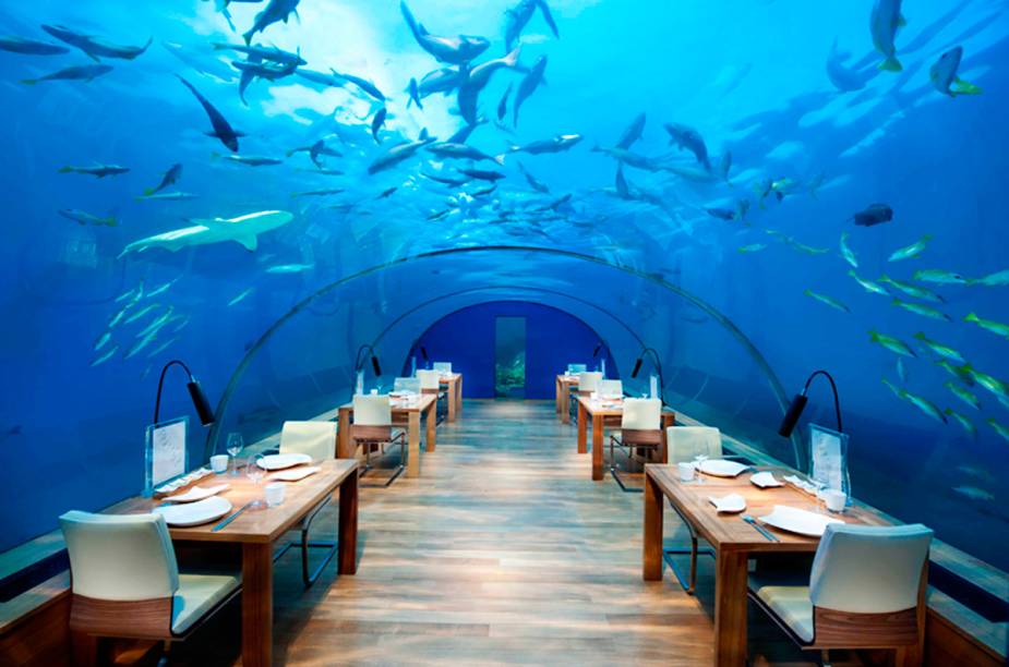 O <a href="https://www.conradmaldives.com/dine/ithaa-undersea-restaurant/" target="_blank" rel="noopener">Ithaa</a> se localiza a 5 metros abaixo do nível do mar e oferece uma visão de 180° da vida marinha das profundezas. É importante reservar antes: a capacidade máxima é de 14 pessoas. A instalação, que é um túnel de acrílico fixado sobre uma estrutura metálica com silicone, funciona praticamente como um aquário ao contrário: os humanos ficam fechados, enquanto os peixes nadam livremente