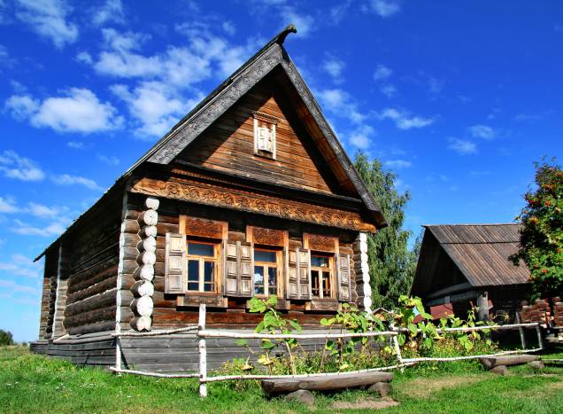 <strong><a href="http://viajeaqui.abril.com.br/paises/russia" rel="Rússia" target="_blank">Rússia</a>: izba</strong>A Rússia é um país tão grande que não poderia deixar de apresentar uma grande diversidade cultural, a qual pode ser vista também no modo de construir moradias. Na sua parte rural, casas de estilo izba eram bastante comuns entre camponeses - e ainda existem em algumas regiões. São construídas com madeira de pinheiro, entalhadas com desenhos ao redor das portas e janelas. O teto é sempre bem acuminado, geralmente coberto de feno e com algum símbolo em sua ponta <strong><a href="http://viajeaqui.abril.com.br/paises/russia" rel="Rússia" target="_blank">Rússia</a>: izba</strong>A Rússia é um país tão grande que não poderia deixar de apresentar uma grande diversidade cultural, a qual pode ser vista também no modo de construir moradias. Na sua parte rural, casas de estilo izba eram bastante comuns entre camponeses - e ainda existem em algumas regiões. São construídas com madeira de pinheiro, entalhadas com desenhos ao redor das portas e janelas. O teto é sempre bem acuminado, geralmente coberto de feno e com algum símbolo em sua ponta