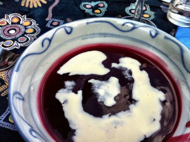 <strong>Rødgrød med fløde, Dinamarca</strong> Dinamarqueses adoram brincar com amigos estrangeiros e turistas que estão prestes a comer este creme de frutas vermelhas servido com leite, iogurte ou creme de leite. O desafio proposto: pronunciar, perfeitamente, o nome do prato. Tentar, e nunca conseguir, renderá boas gargalhadas. O prato é muito apreciado não só na <a href="https://viajeaqui.abril.com.br/paises/dinamarca" rel="Dinamarca" target="_blank">Dinamarca</a>, mas também em alguns países vizinhos, como <a href="https://viajeaqui.abril.com.br/paises/alemanha" rel="Alemanha" target="_blank">Alemanha</a> e <a href="https://viajeaqui.abril.com.br/paises/suecia" rel="Suécia" target="_blank">Suécia</a>. <strong>Rødgrød med fløde, Dinamarca</strong> Dinamarqueses adoram brincar com amigos estrangeiros e turistas que estão prestes a comer este creme de frutas vermelhas servido com leite, iogurte ou creme de leite. O desafio proposto: pronunciar, perfeitamente, o nome do prato. Tentar, e nunca conseguir, renderá boas gargalhadas. O prato é muito apreciado não só na <a href="https://viajeaqui.abril.com.br/paises/dinamarca" rel="Dinamarca" target="_blank">Dinamarca</a>, mas também em alguns países vizinhos, como <a href="https://viajeaqui.abril.com.br/paises/alemanha" rel="Alemanha" target="_blank">Alemanha</a> e <a href="https://viajeaqui.abril.com.br/paises/suecia" rel="Suécia" target="_blank">Suécia</a>.