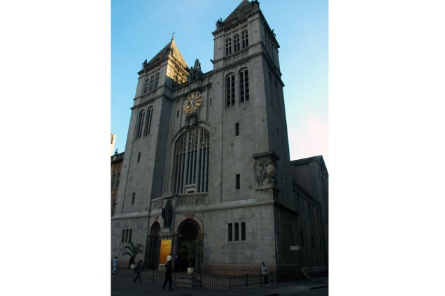 <a href="https://viajeaqui.abril.com.br/estabelecimentos/br-sp-sao-paulo-atracao-basilica-de-sao-bento" rel="Basílica de São Bento"><strong>Basílica de São Bento</strong></a><br /> Mesmo paulistanos que não são católicos praticantes acordam cedo para assistir às missas do mosteiro. O motivo? As belas apresentações de canto gregoriano (2ª/6ª 7h, sáb 6h, dom 10h). A grandiosa basílica é do início do século 20, mas o mosteiro existe há mais de 400 anos. Entre imagens cristãs, a decoração também tem pinturas características da arte beuronense, que valoriza a cultura pagã – uma delas, logo na entrada, é o círculo vermelho rodeado pelos doze signos do zodíaco. Ao lado da sacristia, há uma loja onde são vendidos pães, doces e bolos preparados pelos monges confeiteiros (2ª/6ª 6h/18h, sáb 7h/12h, dom 11h/11h30). <a href="https://viajeaqui.abril.com.br/estabelecimentos/br-sp-sao-paulo-atracao-basilica-de-sao-bento" rel="Basílica de São Bento"><strong>Basílica de São Bento</strong></a><br /> Mesmo paulistanos que não são católicos praticantes acordam cedo para assistir às missas do mosteiro. O motivo? As belas apresentações de canto gregoriano (2ª/6ª 7h, sáb 6h, dom 10h). A grandiosa basílica é do início do século 20, mas o mosteiro existe há mais de 400 anos. Entre imagens cristãs, a decoração também tem pinturas características da arte beuronense, que valoriza a cultura pagã – uma delas, logo na entrada, é o círculo vermelho rodeado pelos doze signos do zodíaco. Ao lado da sacristia, há uma loja onde são vendidos pães, doces e bolos preparados pelos monges confeiteiros (2ª/6ª 6h/18h, sáb 7h/12h, dom 11h/11h30).