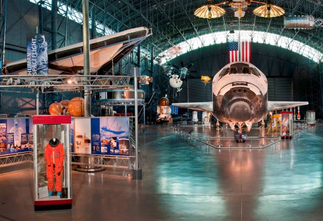 O ônibus espacial Discovery, em exposição no Air and Space Museum de Chantilly, Virginia, 50 km a oeste da unidade de Washington DC