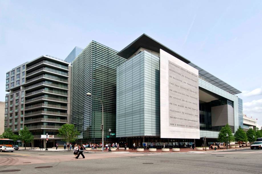 Fachada do grande complexo do Newseum
