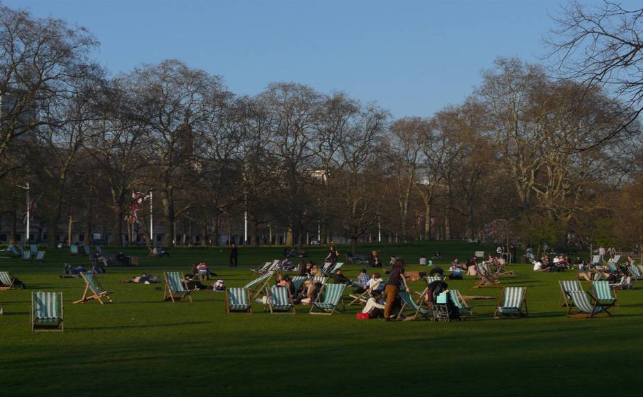 <strong>9. <a href="https://www.royalparks.org.uk/parks/st-jamess-park" rel="Saint Jamess Park" target="_blank">Saint Jamess Park</a></strong>O mais antigo dos Parques Reais, o <a href="http://viajeaqui.abril.com.br/estabelecimentos/reino-unido-londres-atracao-saint-james-s-park" rel="Saint Jamess Park " target="_blank">Saint Jamess Park</a> fica bem no centro de Londres, entre o Big Ben e o Palácio de Buckingham, onde ocorre a famosa Troca da Guarda. Ao contrário do agitado Hyde Park, o lugar é Ideal para um piquenique ou um passeio mais tranquilo, aproveitando a vista e a calmaria bem no meio da metrópole. Projetado em estilo francês, os 23 hectares de área verde do parque contém uma grande variedade de flores, além de um lago central com um aviário para cisnes, patos e gaivotas