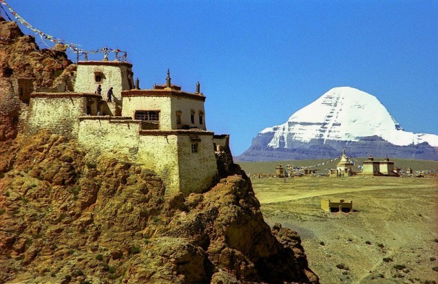 <strong>Monte Kailash, Tibete, <a href="https://viajeaqui.abril.com.br/paises/china" rel="China" target="_blank">China</a></strong>As neves do sagrado monte Kailash ajudam a alimentar grandes rios do centro da <strong>Ásia </strong>como o Indo, o Brahmaputra e o Ganges. Uma montanha santa para jainistas, hindus e budistas, seu cume a mais de 6 mil metros nunca foi conquistado por ser considerado um tabu
