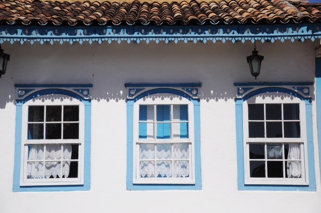 As janelas das casas em estilo colonial de Pirenópolis são cativantes; a cidade goiana tem um centro histórico muito bem preservado