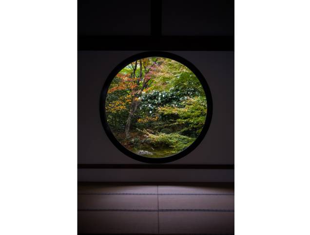<strong>Templo Genkoan, <a href="http://viajeaqui.abril.com.br/cidades/japao-kyoto" rel="Kyoto" target="_blank">Kyoto</a>, <a href="http://viajeaqui.abril.com.br/paises/japao" rel="Japão" target="_blank">Japão</a></strong>                Já a redonda, conhecida como “janela do esclarecimento”, tem uma visão mais focada e precisa