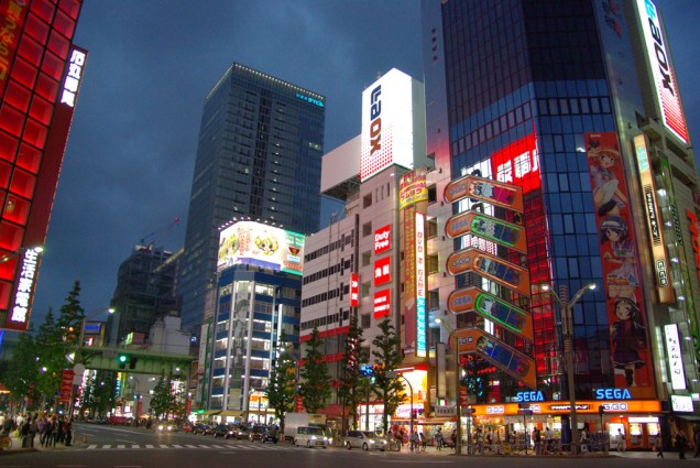 Vista noturna do bairro de Akihabara, em Tóquio