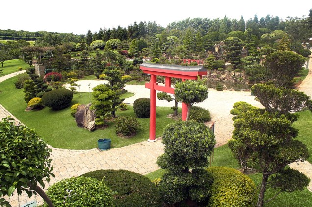 Símbolos que remetem à cultura japonesa estão espalhados pelo Jardim Japonês, no Parque Maeda, de Itu (SP)
