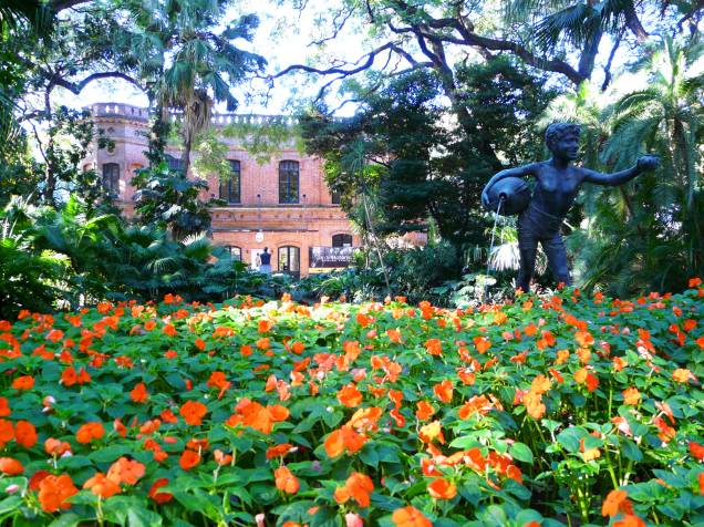 <strong>Jardin Botanico </strong> Pequeno e charmoso, o Jardim Botânico de Buenos Aires reúne estufas com variedades de plantas de regiões da Europa, da Ásia e da África. Por todo o espaço, é possível avistar pequenas esculturas, que contribuem com o charme local <strong>Jardin Botanico </strong> Pequeno e charmoso, o Jardim Botânico de Buenos Aires reúne estufas com variedades de plantas de regiões da Europa, da Ásia e da África. Por todo o espaço, é possível avistar pequenas esculturas, que contribuem com o charme local