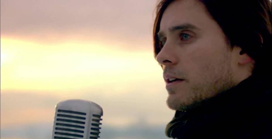 <strong>13. <a href="https://www.youtube.com/watch?v=4Kvd-uquuhI" rel="30 Seconds To Mars – A Beautiful Lie" target="_blank">30 Seconds To Mars – A Beautiful Lie</a> - Arctic Circle, Groelândia e <a href="https://viajeaqui.abril.com.br/paises/islandia" rel="Islândia" target="_self">Islândia</a> </strong><em>Looks like Jesus, but hurts like Satan</em>. Sabe lá Deus de onde veio essa fama do bonitão Jared Leto. O fato é que a banda do ator/cantor sensação faz muito barulho junto ao público, com shows lotados e videoclipes bem elaborados. O single em questão é do álbum homônimo, que alcançou a marca de mais de um milhão de cópias vendidas só nos <a href="https://viajeaqui.abril.com.br/paises/estados-unidos" rel="Estados Unidos" target="_self">Estados Unidos</a>. <strong><a href="https://www.youtube.com/watch?v=4Kvd-uquuhI" rel="Assista aqui" target="_blank">Assista aqui</a></strong> <strong>13. <a href="https://www.youtube.com/watch?v=4Kvd-uquuhI" rel="30 Seconds To Mars – A Beautiful Lie" target="_blank">30 Seconds To Mars – A Beautiful Lie</a> - Arctic Circle, Groelândia e <a href="https://viajeaqui.abril.com.br/paises/islandia" rel="Islândia" target="_self">Islândia</a> </strong><em>Looks like Jesus, but hurts like Satan</em>. Sabe lá Deus de onde veio essa fama do bonitão Jared Leto. O fato é que a banda do ator/cantor sensação faz muito barulho junto ao público, com shows lotados e videoclipes bem elaborados. O single em questão é do álbum homônimo, que alcançou a marca de mais de um milhão de cópias vendidas só nos <a href="https://viajeaqui.abril.com.br/paises/estados-unidos" rel="Estados Unidos" target="_self">Estados Unidos</a>. <strong><a href="https://www.youtube.com/watch?v=4Kvd-uquuhI" rel="Assista aqui" target="_blank">Assista aqui</a></strong>