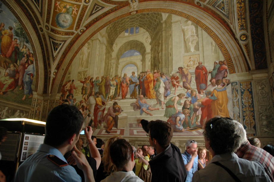 Sem querer, muita gente deixou de ver esta obra-prima. Tal é a profusão de afrescos, quadros, esculturas e objetos históricos nos <a href="https://viajeaqui.abril.com.br/estabelecimentos/italia-roma-atracao-museus-do-vaticano" target="_blank">Museus do Vaticano </a>que a Escola de Atenas, de Rafael, pode passar despercebida. Ela está na Stanza della Segnatura, um dos quatro cômodos encomendados pelo papa Júlio II com pinturas do mestre renascentista, originalmente utilizada como sua biblioteca. A pintura retrata alguns personagens-chave da filosofia e pensamento clássico gregos: Platão, Sócrates, Pitágoras, Diógenes e Aristóteles, entre outros. O próprio Rafael se incluiu na obra. Na mesma sala também está outra obra marcante, <em>A Discussão do Santíssimo Sacramento</em>, produzida entre 1508 e 1511.