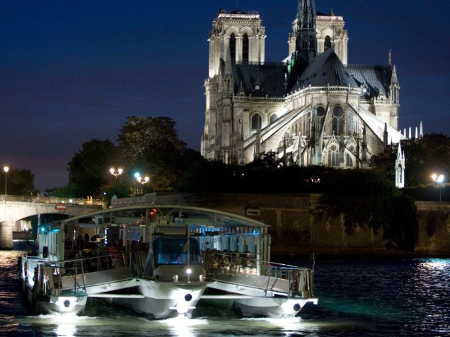 Bateaux Parisiens, no rio Sena, com a Catedral de Notre Dame ao fundo