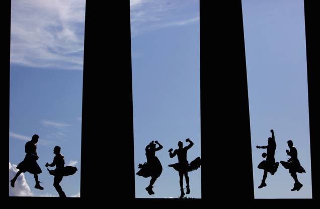 <strong>8. Festival Internacional de Edimburgo, Escócia</strong><br /> Por algumas semanas têm-se a impressão de que Edimburgo é a capital mundial da cultura. Não há como não satisfazer o gosto de quem a visita. Performances de rua, <strong>teatro</strong>, mostras de <strong>cinema</strong>, <strong>dança </strong>clássica, contemporânea e internacional, marionetes e exposições são uma pequena mostra do que encontrar por aqui. Os <strong>shows </strong>de música podem reunir bandas de gaita de foles, percussionistas japoneses ou tocadores de <em>didgeridoo </em>da Austrália. É diversão na certa. <strong>Onde: </strong><a href="https://viajeaqui.abril.com.br/cidades/escocia-edimburgo" rel="Edimburgo" target="_blank">Edimburgo</a>, <a href="https://viajeaqui.abril.com.br/paises/escocia" rel="Escócia" target="_blank">Escócia</a>. <strong>Quando: </strong>9/Ago-2/Set <strong>8. Festival Internacional de Edimburgo, Escócia</strong><br /> Por algumas semanas têm-se a impressão de que Edimburgo é a capital mundial da cultura. Não há como não satisfazer o gosto de quem a visita. Performances de rua, <strong>teatro</strong>, mostras de <strong>cinema</strong>, <strong>dança </strong>clássica, contemporânea e internacional, marionetes e exposições são uma pequena mostra do que encontrar por aqui. Os <strong>shows </strong>de música podem reunir bandas de gaita de foles, percussionistas japoneses ou tocadores de <em>didgeridoo </em>da Austrália. É diversão na certa. <strong>Onde: </strong><a href="https://viajeaqui.abril.com.br/cidades/escocia-edimburgo" rel="Edimburgo" target="_blank">Edimburgo</a>, <a href="https://viajeaqui.abril.com.br/paises/escocia" rel="Escócia" target="_blank">Escócia</a>. <strong>Quando: </strong>9/Ago-2/Set