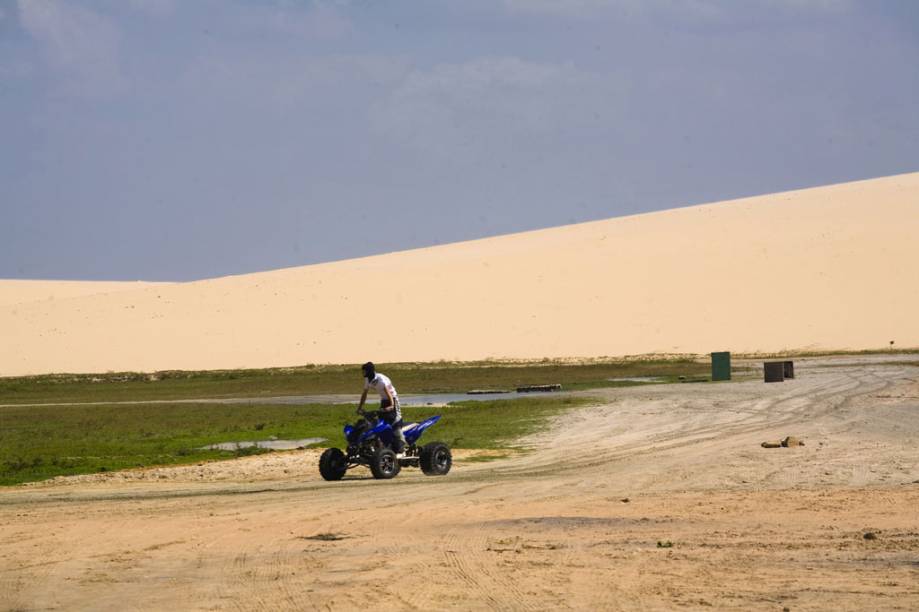 Passeio de quadricíclo entre as dunas