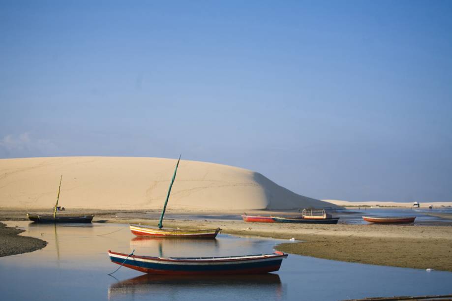 Entre as muitas dunas da Praia de Jericoacoara (CE), a Duna do Pôr do Sol recebeu este nome pois atrai muitos turistas, por volta das 17h, para assistir ao sol se despedir da vila Entre as muitas dunas da Praia de Jericoacoara (CE), a Duna do Pôr do Sol recebeu este nome pois atrai muitos turistas, por volta das 17h, para assistir ao sol se despedir da vila
