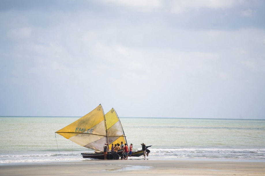 Pescadores na <a href="https://viajeaqui.abril.com.br/cidades/br-ce-jericoacoara" rel="Praia de Jericoacoara"><strong>Praia de Jericoacoara</strong></a>, no <a href="https://viajeaqui.abril.com.br/estados/br-ceara" rel="Ceará">Ceará</a>, uma das cinco finalistas do Prêmio O Melhor de Viagem e Turismo 2012/2013