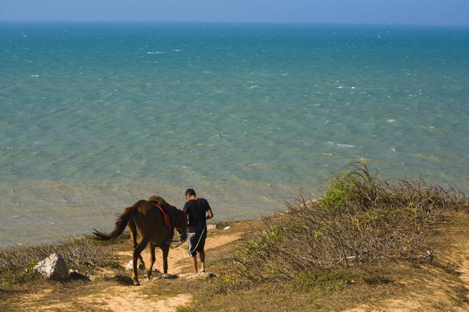 Turista no Morro do Serrote a caminho da Pedra Furada, região de formações rochosas de Jericoacoara