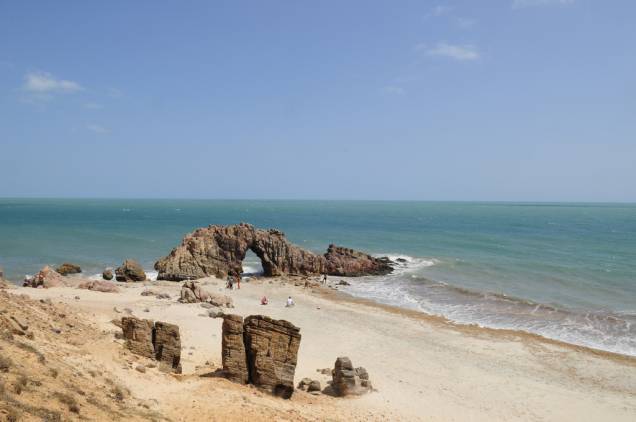 Pedra furada, em <a href="https://viajeaqui.abril.com.br/cidades/br-ce-jericoacoara" rel="Jericoacoara"><strong>Jericoacoara</strong></a>, <a href="https://viajeaqui.abril.com.br/estados/br-ceara" rel="Ceará">Ceará</a>. A praia da vila é uma das cinco finalistas da 12ªedição do Prêmio O Melhor de Viagem e Turismo Pedra furada, em <a href="https://viajeaqui.abril.com.br/cidades/br-ce-jericoacoara" rel="Jericoacoara"><strong>Jericoacoara</strong></a>, <a href="https://viajeaqui.abril.com.br/estados/br-ceara" rel="Ceará">Ceará</a>. A praia da vila é uma das cinco finalistas da 12ªedição do Prêmio O Melhor de Viagem e Turismo