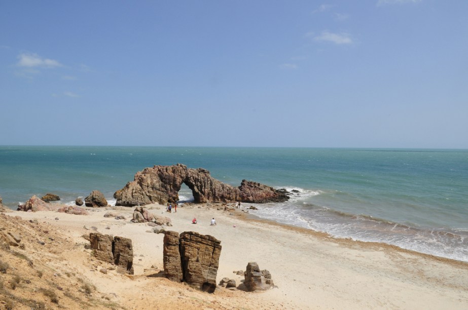 Pedra furada, em <a href="https://viajeaqui.abril.com.br/cidades/br-ce-jericoacoara" rel="Jericoacoara"><strong>Jericoacoara</strong></a>, <a href="https://viajeaqui.abril.com.br/estados/br-ceara" rel="Ceará">Ceará</a>. A praia da vila é uma das cinco finalistas da 12ªedição do Prêmio O Melhor de Viagem e Turismo