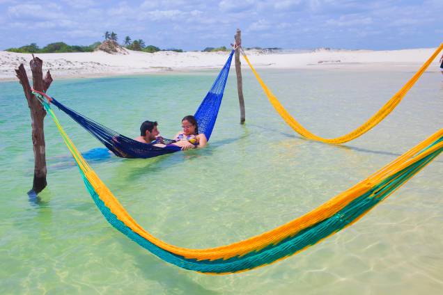 <strong>Jericoacoara (CE) </strong>A praia tem um dos pores do sol mais bonitos do Brasil e larga faixa de areia para passear de mãos dadas enquanto o céu se colore de todas as cores até escurecer. As redes instaladas no meio do mar azul turquesa convidam ao relaxamento completo e, se o calor apertar, basta dar um mergulho nas águas rasas e tranquilas (e voltar pra rede). O clima quente é amenizado pelos ventos frescos (não precisa nem levar secador de cabelo!), que também favorecem a prática de kite e windsurfe. Jeri tem opções de hospedagens para todos os bolsos e gostos. A <a href="https://www.booking.com/hotel/br/pousada-jeriba.pt-br.html?aid=332455;sid=14fcbdfa23db223e04a3ec34ecada6b2;checkin=2017-10-09;checkout=2017-10-11;dest_id=-649321;dest_type=city;dist=0;group_adults=2;hapos=1;hpos=1;room1=A%2CA;sb_price_type=total;soh=1;soldout=0%2C0;srepoch=1507586085;srfid=ca8fa78a3dd0b708f9e16342de27bf146a1c506dX1;srpvid=05079a114dad0033;type=total;ucfs=1�_availability_msg" target="_blank" rel="noopener">Pousada Jeribá</a> tem tudo para seus dias serem inesquecíveis. Eleita Melhor Pousada pelo Prêmio Viagem e Turismo 2017/2018, a localização não poderia ser melhor: distante do (cada vez mais) tumultuado centrinho e à beira-mar. <em><a href="https://www.booking.com/searchresults.pt-br.html?aid=332455&lang=pt-br&sid=eedbe6de09e709d664615ac6f1b39a5d&sb=1&src=index&src_elem=sb&error_url=https%3A%2F%2Fwww.booking.com%2Findex.pt-br.html%3Faid%3D332455%3Bsid%3Deedbe6de09e709d664615ac6f1b39a5d%3Bsb_price_type%3Dtotal%26%3B&ss=Jericoacoara%2C+Cear%C3%A1%2C+Brasil&checkin_monthday=&checkin_month=&checkin_year=&checkout_monthday=&checkout_month=&checkout_year=&no_rooms=1&group_adults=2&group_children=0&from_sf=1&ss_raw=Jericoacoara+&ac_position=0&ac_langcode=xb&dest_id=-649321&dest_type=city&search_pageview_id=636571a2b57100a2&search_selected=true&search_pageview_id=636571a2b57100a2&ac_suggestion_list_length=5&ac_suggestion_theme_list_length=0" target="_blank" rel="noopener">Busque hospedagens em Jericoacoara</a></em> <strong>Jericoacoara (CE) </strong>A praia tem um dos pores do sol mais bonitos do Brasil e larga faixa de areia para passear de mãos dadas enquanto o céu se colore de todas as cores até escurecer. As redes instaladas no meio do mar azul turquesa convidam ao relaxamento completo e, se o calor apertar, basta dar um mergulho nas águas rasas e tranquilas (e voltar pra rede). O clima quente é amenizado pelos ventos frescos (não precisa nem levar secador de cabelo!), que também favorecem a prática de kite e windsurfe. Jeri tem opções de hospedagens para todos os bolsos e gostos. A <a href="https://www.booking.com/hotel/br/pousada-jeriba.pt-br.html?aid=332455;sid=14fcbdfa23db223e04a3ec34ecada6b2;checkin=2017-10-09;checkout=2017-10-11;dest_id=-649321;dest_type=city;dist=0;group_adults=2;hapos=1;hpos=1;room1=A%2CA;sb_price_type=total;soh=1;soldout=0%2C0;srepoch=1507586085;srfid=ca8fa78a3dd0b708f9e16342de27bf146a1c506dX1;srpvid=05079a114dad0033;type=total;ucfs=1�_availability_msg" target="_blank" rel="noopener">Pousada Jeribá</a> tem tudo para seus dias serem inesquecíveis. Eleita Melhor Pousada pelo Prêmio Viagem e Turismo 2017/2018, a localização não poderia ser melhor: distante do (cada vez mais) tumultuado centrinho e à beira-mar. <em><a href="https://www.booking.com/searchresults.pt-br.html?aid=332455&lang=pt-br&sid=eedbe6de09e709d664615ac6f1b39a5d&sb=1&src=index&src_elem=sb&error_url=https%3A%2F%2Fwww.booking.com%2Findex.pt-br.html%3Faid%3D332455%3Bsid%3Deedbe6de09e709d664615ac6f1b39a5d%3Bsb_price_type%3Dtotal%26%3B&ss=Jericoacoara%2C+Cear%C3%A1%2C+Brasil&checkin_monthday=&checkin_month=&checkin_year=&checkout_monthday=&checkout_month=&checkout_year=&no_rooms=1&group_adults=2&group_children=0&from_sf=1&ss_raw=Jericoacoara+&ac_position=0&ac_langcode=xb&dest_id=-649321&dest_type=city&search_pageview_id=636571a2b57100a2&search_selected=true&search_pageview_id=636571a2b57100a2&ac_suggestion_list_length=5&ac_suggestion_theme_list_length=0" target="_blank" rel="noopener">Busque hospedagens em Jericoacoara</a></em>