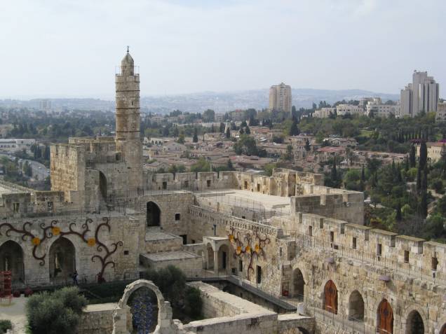 <strong>Muralhas de Jerusalém, <a href="http://viajeaqui.abril.com.br/paises/israel" rel="Israel" target="_blank">Israel</a></strong>    Se há uma cidade fortificada disputada neste mundo, esta é <a href="http://viajeaqui.abril.com.br/cidades/israel-jerusalem">Jerusalém</a>. A cidade sagrada já passou pelas mãos de britânicos, romanos, cruzados, otomanos, o nobre Saladino, palestinos e muito mais gente. Hoje está sob guarda do Estado de <a href="http://viajeaqui.abril.com.br/paises/israel">Israel</a>. A Torre de Davi (foto) é uma cidadela junto ao portão de Jaffa, cujo marco mais visível é um antigo minarete