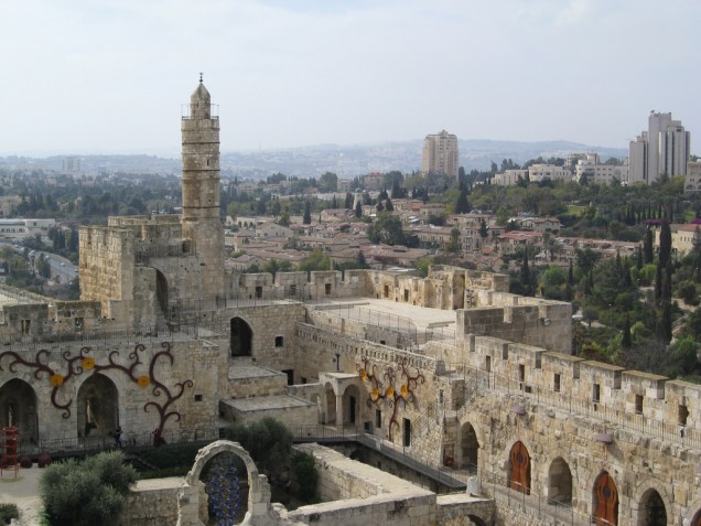 <strong>Muralhas de Jerusalém, <a href="https://viajeaqui.abril.com.br/paises/israel" rel="Israel" target="_blank">Israel</a></strong>    Se há uma cidade fortificada disputada neste mundo, esta é <a href="https://viajeaqui.abril.com.br/cidades/israel-jerusalem">Jerusalém</a>. A cidade sagrada já passou pelas mãos de britânicos, romanos, cruzados, otomanos, o nobre Saladino, palestinos e muito mais gente. Hoje está sob guarda do Estado de <a href="https://viajeaqui.abril.com.br/paises/israel">Israel</a>. A Torre de Davi (foto) é uma cidadela junto ao portão de Jaffa, cujo marco mais visível é um antigo minarete