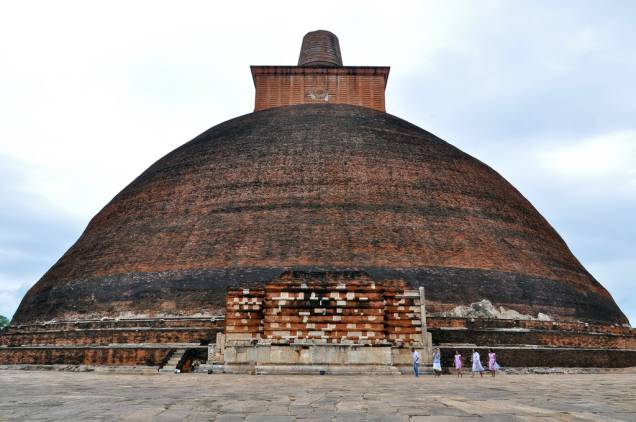 Estupa budista Jetavanaramaya, em Anuradhapura. Em suas origens as estupas guardavam relíquias ligadas ao Buda, como fragmentos de ossos e fios de cabelo. Séculos mais tarde, elas seriam a fonte de inspiração para os pagodes do Extremo Oriente Estupa budista Jetavanaramaya, em Anuradhapura. Em suas origens as estupas guardavam relíquias ligadas ao Buda, como fragmentos de ossos e fios de cabelo. Séculos mais tarde, elas seriam a fonte de inspiração para os pagodes do Extremo Oriente