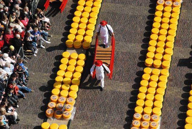 <strong>Mercado de Queijos de Alkmaar, Holanda</strong>Senhores de avental branco e apressados carregadores dão o tom do mercado de queijos de Alkmaar, na <a href="http://viajeaqui.abril.com.br/paises/holanda" rel="Holanda" target="_blank">Holanda</a>. Ele funciona em algumas sexta-feiras de abril a setembro, das 9h50 às 12h30, com explicações em holandês, alemão, francês e inglês. Uma tradição iniciada em 1593, a incessante movimentação para transporte, checagem e pesagem atrai milhares de turistas ao local. Cidades holandesas cujos queijos tornaram-se conhecidos mundo afora – caso de Edam e Gouda – também possuem atrações semelhantes