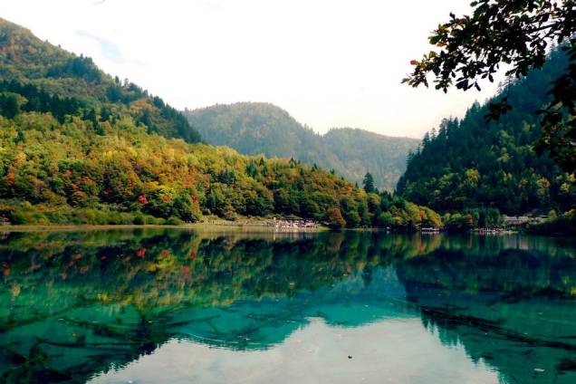 Jiuzhaigou, Sichuan, China. <a href="https://www.booking.com/searchresults.pt-br.html?aid=332455&lang=pt-br&sid=eedbe6de09e709d664615ac6f1b39a5d&sb=1&src=index&src_elem=sb&error_url=https%3A%2F%2Fwww.booking.com%2Findex.pt-br.html%3Faid%3D332455%3Bsid%3Deedbe6de09e709d664615ac6f1b39a5d%3Bsb_price_type%3Dtotal%26%3B&ss=China&ssne=Ilhabela&ssne_untouched=Ilhabela&checkin_monthday=&checkin_month=&checkin_year=&checkout_monthday=&checkout_month=&checkout_year=&no_rooms=1&group_adults=2&group_children=0&from_sf=1&ss_raw=China+&ac_position=0&ac_langcode=xb&dest_id=44&dest_type=country&search_pageview_id=a5a173e6a6c40073&search_selected=true&search_pageview_id=a5a173e6a6c40073&ac_suggestion_list_length=5&ac_suggestion_theme_list_length=0" target="_blank" rel="noopener"><em>Busque hospedagens na China no Booking.com</em></a>