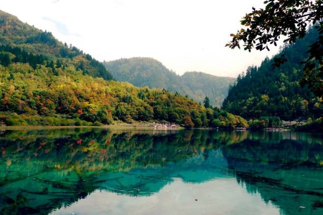 Jiuzhaigou, Sichuan, China. <a href="https://www.booking.com/searchresults.pt-br.html?aid=332455&lang=pt-br&sid=eedbe6de09e709d664615ac6f1b39a5d&sb=1&src=index&src_elem=sb&error_url=https%3A%2F%2Fwww.booking.com%2Findex.pt-br.html%3Faid%3D332455%3Bsid%3Deedbe6de09e709d664615ac6f1b39a5d%3Bsb_price_type%3Dtotal%26%3B&ss=China&ssne=Ilhabela&ssne_untouched=Ilhabela&checkin_monthday=&checkin_month=&checkin_year=&checkout_monthday=&checkout_month=&checkout_year=&no_rooms=1&group_adults=2&group_children=0&from_sf=1&ss_raw=China+&ac_position=0&ac_langcode=xb&dest_id=44&dest_type=country&search_pageview_id=a5a173e6a6c40073&search_selected=true&search_pageview_id=a5a173e6a6c40073&ac_suggestion_list_length=5&ac_suggestion_theme_list_length=0" target="_blank" rel="noopener"><em>Busque hospedagens na China no Booking.com</em></a> Jiuzhaigou, Sichuan, China. <a href="https://www.booking.com/searchresults.pt-br.html?aid=332455&lang=pt-br&sid=eedbe6de09e709d664615ac6f1b39a5d&sb=1&src=index&src_elem=sb&error_url=https%3A%2F%2Fwww.booking.com%2Findex.pt-br.html%3Faid%3D332455%3Bsid%3Deedbe6de09e709d664615ac6f1b39a5d%3Bsb_price_type%3Dtotal%26%3B&ss=China&ssne=Ilhabela&ssne_untouched=Ilhabela&checkin_monthday=&checkin_month=&checkin_year=&checkout_monthday=&checkout_month=&checkout_year=&no_rooms=1&group_adults=2&group_children=0&from_sf=1&ss_raw=China+&ac_position=0&ac_langcode=xb&dest_id=44&dest_type=country&search_pageview_id=a5a173e6a6c40073&search_selected=true&search_pageview_id=a5a173e6a6c40073&ac_suggestion_list_length=5&ac_suggestion_theme_list_length=0" target="_blank" rel="noopener"><em>Busque hospedagens na China no Booking.com</em></a>