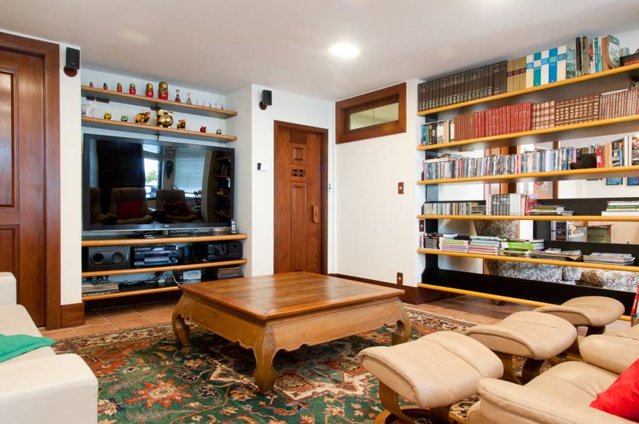 São 700 m² de conforto divididos em três pisos, recheados de ambientes como esta aconchegante sala de TV e leitura