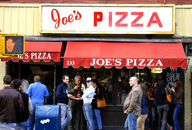<strong>13. <a href="https://www.joespizzanyc.com/" rel="Joe’s Pizza" target="_blank">Joe’s Pizza</a></strong>        Se você deseja comer uma legítima pizza nova-iorquina, esse é o lugar certo. Afinal, ela é uma das pizzas mais famosas, tradicionais e baratas da cidade. Por aqui, a todo momento, saem pizzas quentinhas e bem servidas