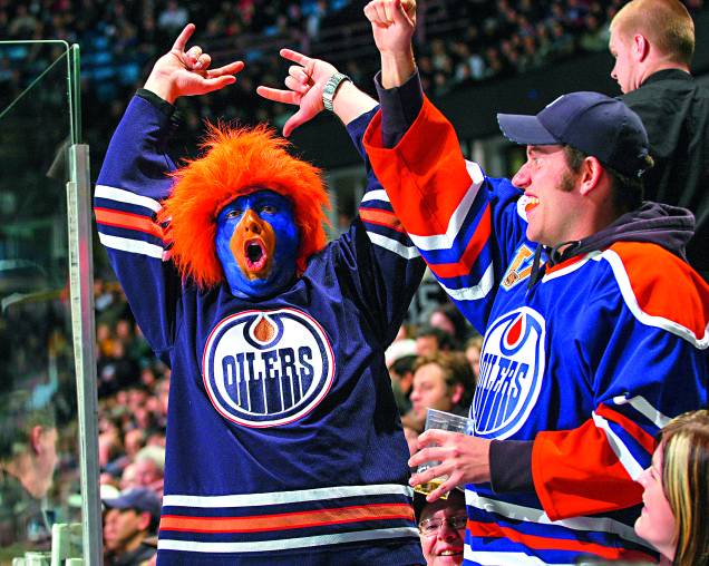 A única coisa que tira os canadeses do prumo é o hóquei. Assim como nas outras grandes modalidades, os times locais disputam as ligas americanas. Uma experiência é ver equipes como o Edmonton Oilers (foto) e o Vancouver Canucks, sem falar do Hockey <a href="https://hhof.com/" rel="Hall of Fame" target="_blank">Hall of Fame</a>, museu central em <a href="https://viajeaqui.abril.com.br/cidades/canada-toronto" rel="Toronto" target="_blank">Toronto</a> com tacos, fardamentos e a chance de marcar um gol num goleiro computadorizado. Outra legenda é o curling, espécie de bocha no gelo. Dá para saber de jogos e ingressos em curling.ca. Por fim, em Whitehorse, um passeio num trenó puxado por cães ou num snowmobile pode ser legal pré-aurora boreal A única coisa que tira os canadeses do prumo é o hóquei. Assim como nas outras grandes modalidades, os times locais disputam as ligas americanas. Uma experiência é ver equipes como o Edmonton Oilers (foto) e o Vancouver Canucks, sem falar do Hockey <a href="https://hhof.com/" rel="Hall of Fame" target="_blank">Hall of Fame</a>, museu central em <a href="https://viajeaqui.abril.com.br/cidades/canada-toronto" rel="Toronto" target="_blank">Toronto</a> com tacos, fardamentos e a chance de marcar um gol num goleiro computadorizado. Outra legenda é o curling, espécie de bocha no gelo. Dá para saber de jogos e ingressos em curling.ca. Por fim, em Whitehorse, um passeio num trenó puxado por cães ou num snowmobile pode ser legal pré-aurora boreal