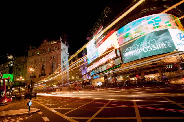 Os neons de Picadilly Circus e os teatros que o circundam são um dos maiores símbolos iconográficos de Londres