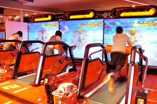 <strong>Tokyo Joypolis </strong>É um gigantesco parque de diversões coberto. Entretanto, apesar das montanhas-russas, o que surpreende é a variedade e modernidade dos simuladores, games e cinemas 3D. Tem 3 andares de atividades para todas as idades.<em>Minato, Daiba, 1−6−1 DECKS Tokyo Beach 3F-5F, Tóquio</em>