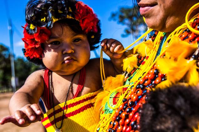 A aldeia Wazare foi criada com o objetivo específico de desenvolver o turismo indígena. Na aldeia, vivem atualmente 37 índios, pertencentes a doze famílias da etnia Paresi. Antes da criação da aldeia, eles viviam na dos avós do cacique Rony Azoinaice. “Durante o tempo em que estive na cidade estudando eu senti essa necessidade que os não-índios têm em conhecer um pouco mais da nossa cultura, por isso decidimos criar a aldeia Wazare especificamente voltada ao turismo”, relata o cacique A aldeia Wazare foi criada com o objetivo específico de desenvolver o turismo indígena. Na aldeia, vivem atualmente 37 índios, pertencentes a doze famílias da etnia Paresi. Antes da criação da aldeia, eles viviam na dos avós do cacique Rony Azoinaice. “Durante o tempo em que estive na cidade estudando eu senti essa necessidade que os não-índios têm em conhecer um pouco mais da nossa cultura, por isso decidimos criar a aldeia Wazare especificamente voltada ao turismo”, relata o cacique