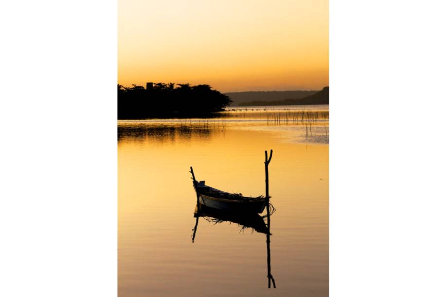 Pôr do sol na <a href="https://viajeaqui.abril.com.br/estabelecimentos/br-al-maceio-atracao-passeio-de-escuna-pela-lagoa-mundau" rel="Lagoa Mundaú" target="_blank">Lagoa Mundaú</a>, <a href="https://viajeaqui.abril.com.br/cidades/br-al-maceio" rel="Maceió" target="_blank">Maceió</a>, <a href="https://viajeaqui.abril.com.br/estados/br-alagoas" rel="Alagoas" target="_blank">Alagoas</a>