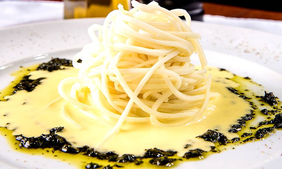 Julienne de palmito pupunha fresco com fonduta de taleggio e pesto clássico do Ernesto Ristorante, em Curitiba