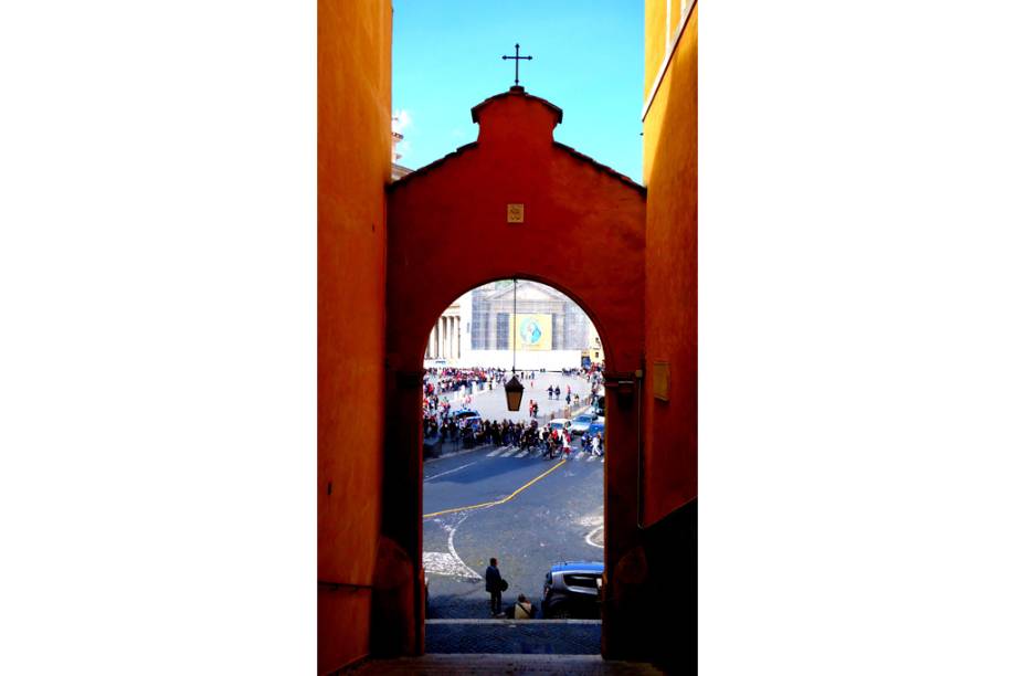 Escadaria ao lado da <a href="https://viajeaqui.abril.com.br/estabelecimentos/italia-roma-atracao-basilica-di-san-pietro-basilica-de-sao-pedro" rel="Basílica de São Pedro" target="_blank">Basílica de São Pedro</a>, <a href="https://viajeaqui.abril.com.br/cidades/italia-roma" rel="Roma" target="_blank">Roma</a>, <a href="https://viajeaqui.abril.com.br/paises/italia" rel="Itália" target="_blank">Itália</a>