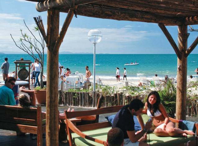 <strong>8. Praia de Jurerê, Florianópolis</strong> São dois mundos, divididos por uma linha imaginária. Do lado direito, hotéis, pousadas, casas de veraneio e frequência predominante de famílias. Do esquerdo, Jurerê vira Internacional e ganha ares de Miami Beach – um bairro planejado, com mansões milionárias e desfile de carrões. <a href="https://www.booking.com/searchresults.pt-br.html?aid=332455&lang=pt-br&sid=eedbe6de09e709d664615ac6f1b39a5d&sb=1&src=index&src_elem=sb&error_url=https%3A%2F%2Fwww.booking.com%2Findex.pt-br.html%3Faid%3D332455%3Bsid%3Deedbe6de09e709d664615ac6f1b39a5d%3Bsb_price_type%3Dtotal%26%3B&ss=Florian%C3%B3polis%2C+Santa+Catarina%2C+Brasil&checkin_monthday=&checkin_month=&checkin_year=&checkout_monthday=&checkout_month=&checkout_year=&no_rooms=1&group_adults=2&group_children=0&from_sf=1&ss_raw=Flori&ac_position=0&ac_langcode=xb&dest_id=-643337&dest_type=city&search_pageview_id=6f0a6ee045f1016d&search_selected=true&search_pageview_id=6f0a6ee045f1016d&ac_suggestion_list_length=5&ac_suggestion_theme_list_length=0" target="_blank" rel="noopener"><em>Busque hospedagens em Florianópolis no Booking.com</em></a> <strong>8. Praia de Jurerê, Florianópolis</strong> São dois mundos, divididos por uma linha imaginária. Do lado direito, hotéis, pousadas, casas de veraneio e frequência predominante de famílias. Do esquerdo, Jurerê vira Internacional e ganha ares de Miami Beach – um bairro planejado, com mansões milionárias e desfile de carrões. <a href="https://www.booking.com/searchresults.pt-br.html?aid=332455&lang=pt-br&sid=eedbe6de09e709d664615ac6f1b39a5d&sb=1&src=index&src_elem=sb&error_url=https%3A%2F%2Fwww.booking.com%2Findex.pt-br.html%3Faid%3D332455%3Bsid%3Deedbe6de09e709d664615ac6f1b39a5d%3Bsb_price_type%3Dtotal%26%3B&ss=Florian%C3%B3polis%2C+Santa+Catarina%2C+Brasil&checkin_monthday=&checkin_month=&checkin_year=&checkout_monthday=&checkout_month=&checkout_year=&no_rooms=1&group_adults=2&group_children=0&from_sf=1&ss_raw=Flori&ac_position=0&ac_langcode=xb&dest_id=-643337&dest_type=city&search_pageview_id=6f0a6ee045f1016d&search_selected=true&search_pageview_id=6f0a6ee045f1016d&ac_suggestion_list_length=5&ac_suggestion_theme_list_length=0" target="_blank" rel="noopener"><em>Busque hospedagens em Florianópolis no Booking.com</em></a>