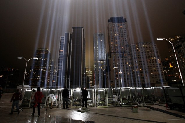 Para marcar os 10 anos da queda das Torres Gêmeas, 88 fachos de luz foram apontados para o céu em 2011