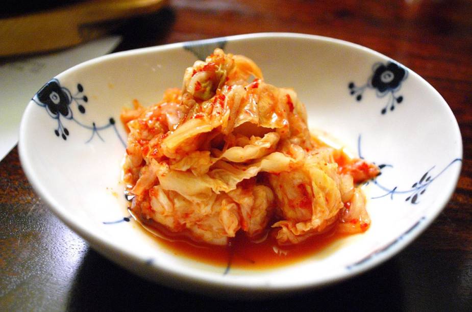 <strong>Kimchi</strong>    Essa delícia de repolho fermentado é um dos pratos mais emblemáticos da comida coreana. Existem centenas de variedades de kimchi - a maneira que o prato é feito depende da região e da estação do ano. O mais comum é o kimchi baechu, feito com repolho, rabanete branco, pimenta vermelha, cebolinha, alho e peixe salgado